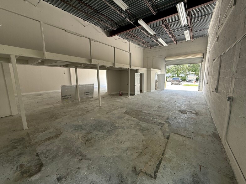 More Photos Of 3330-3382 SE Gran Park Way, Stuart Warehouse For Lease