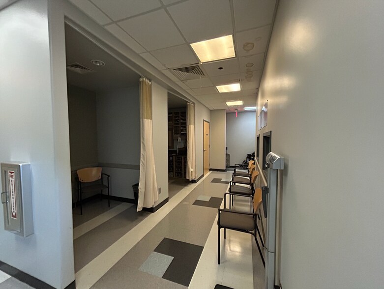 More Photos Of 1095 Woodstock Rd, Roswell Medical For Lease