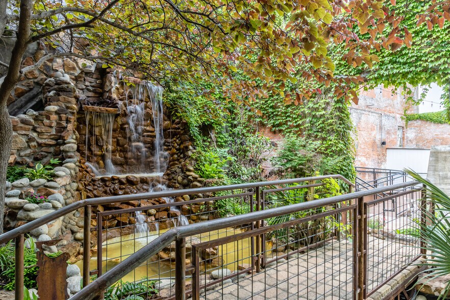 More Photos Of 610 Elm St, McKinney Loft Creative Space For Lease