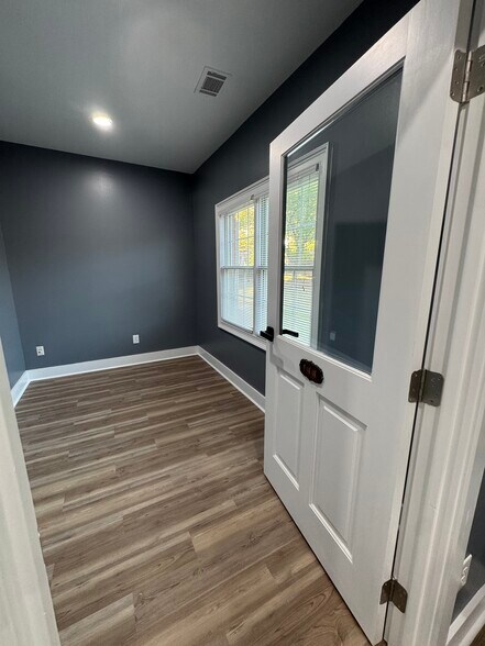 More Photos Of 301-304 Macy Dr, Roswell Medical For Lease