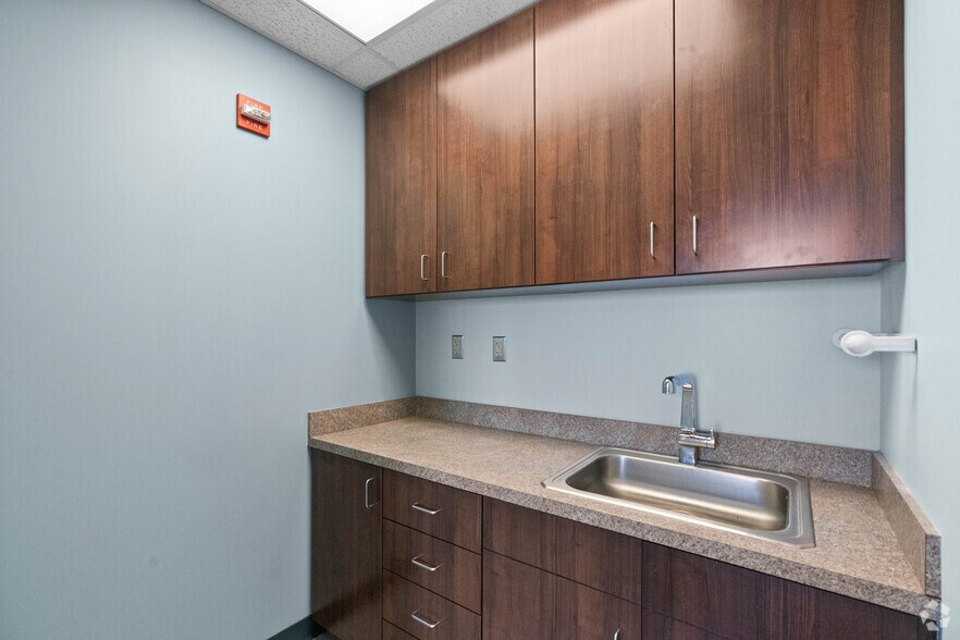 More Photos Of 6196 Oxon Hill Rd, Oxon Hill Medical For Lease