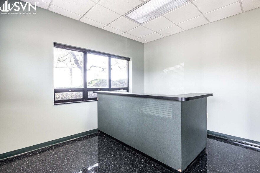 More Photos Of 440 Greendale Rd, Lexington Warehouse For Lease