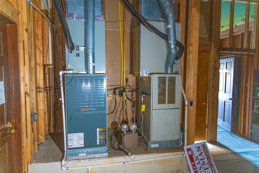 More Photos Of 1020 Halsell St, Bridgeport Flex For Sale