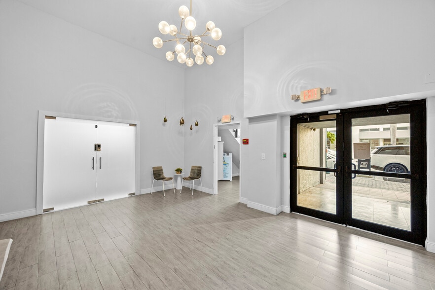 More Photos Of 1940 Harrison St, Hollywood Office For Lease