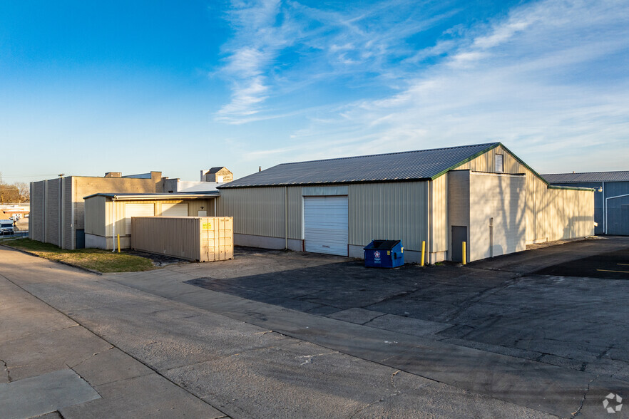 Primary Photo Of 1300 W Poplar St, Springfield Warehouse For Lease