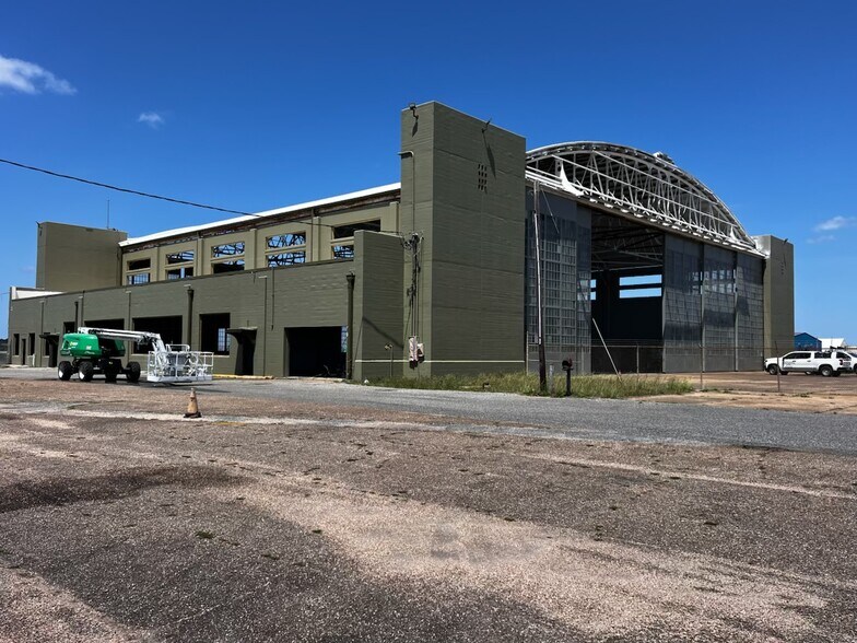 More Photos Of 8100 Airbus Military Dr, Mobile Airplane Hangar For Lease