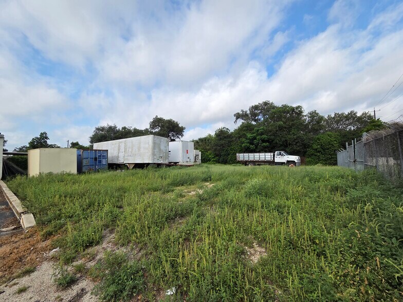 More Photos Of 2727 N St Marys St, San Antonio Service For Sale