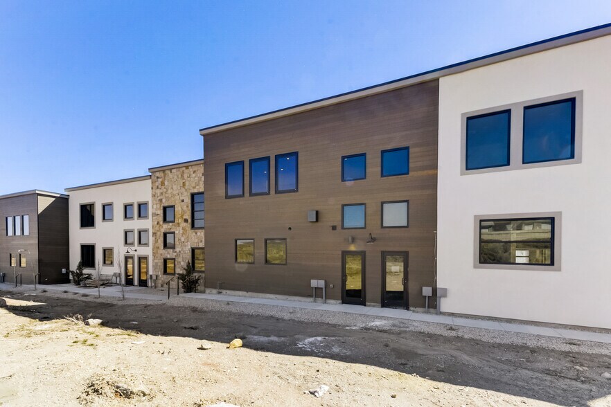More Photos Of 4554 Forestdale Dr, Park City Light Manufacturing For Sale