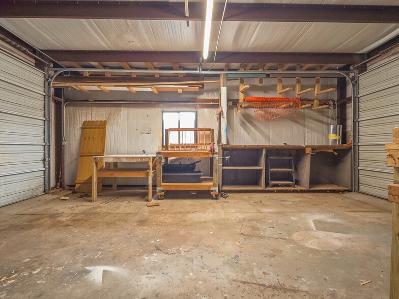 More Photos Of 401 S Ranchwood Blvd, Yukon Flex For Sale