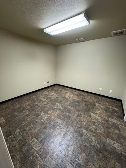 More Photos Of 130 E 9th St, Ada Warehouse For Lease