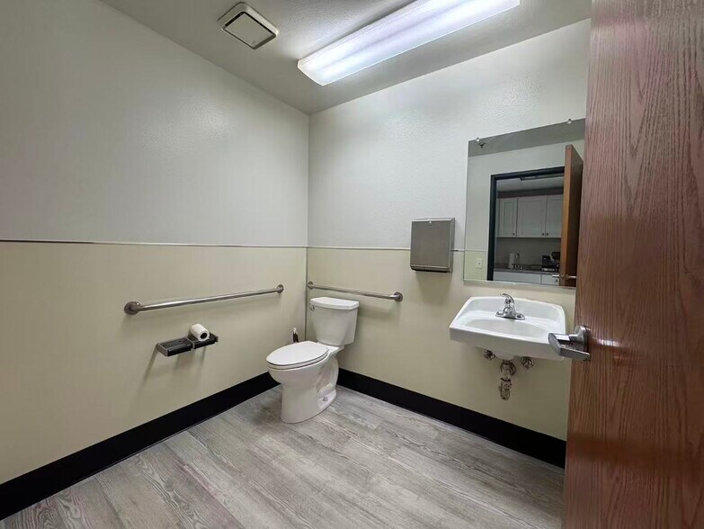 More Photos Of 555 W Lambert Rd, Brea Warehouse For Lease