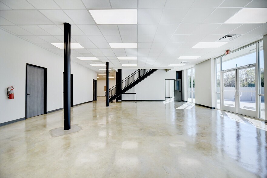 More Photos Of 11215 Conroy Ln, Austin Showroom For Lease