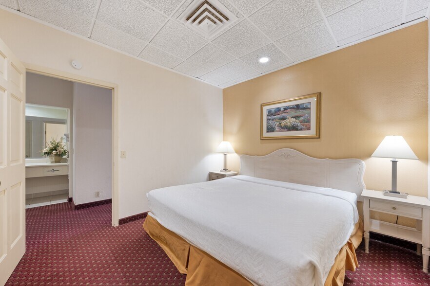 More Photos Of 1530 Cleveland Rd, Sandusky Hotel For Sale