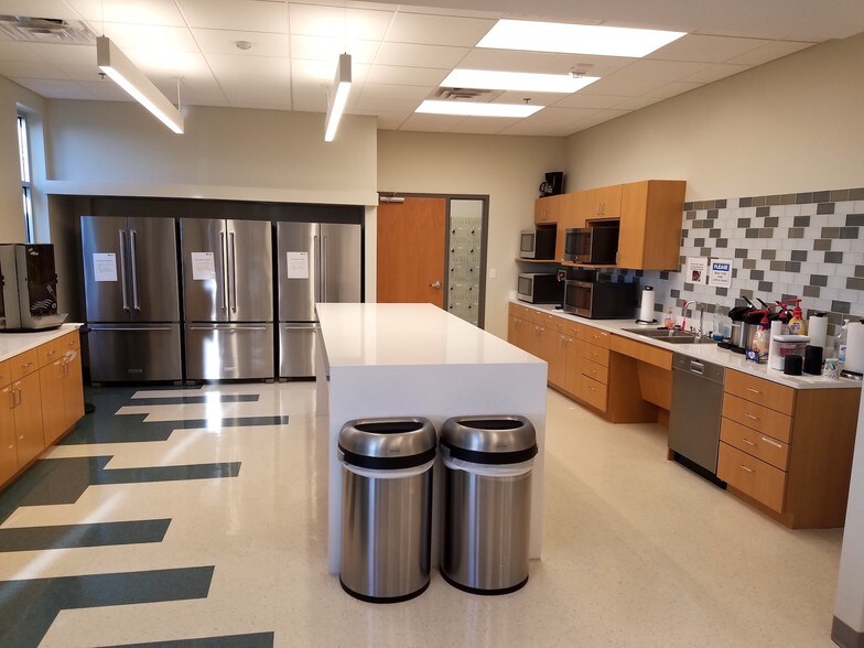 More Photos Of 1500 W Interstate 35, Denton Flex For Lease