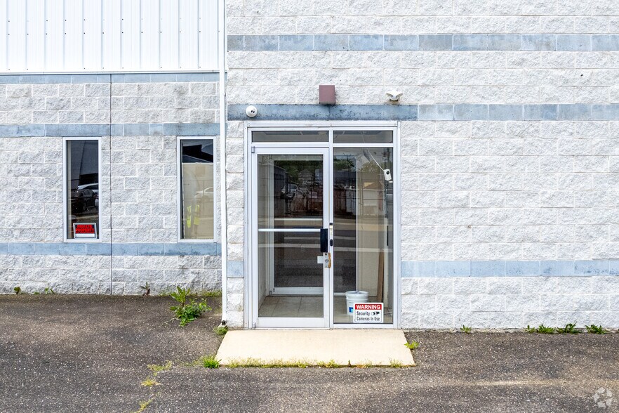 More Photos Of 201 W Decatur Ave, Pleasantville Flex For Sale