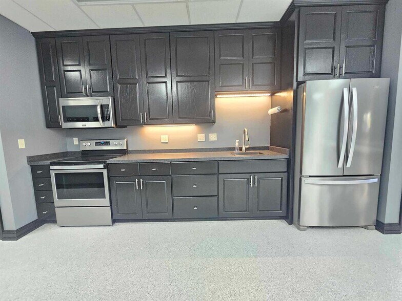 More Photos Of 170 W Circle Dr, Saint Charles Manufacturing For Sale