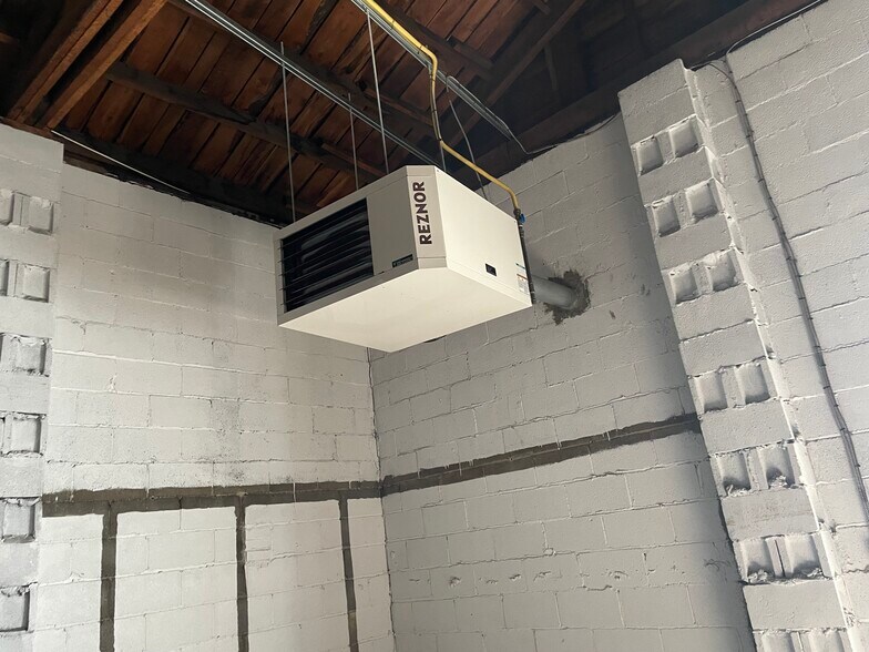 More Photos Of 40 W Monroe St, Latrobe Warehouse For Lease