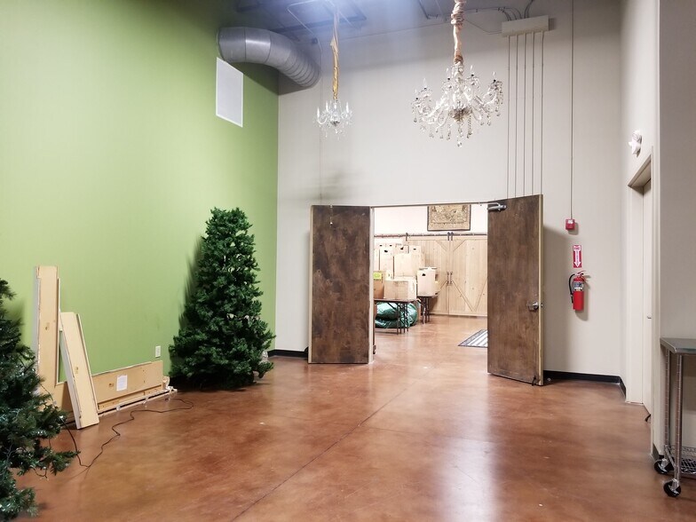 More Photos Of 1890 W Oak Pky, Marietta Showroom For Lease