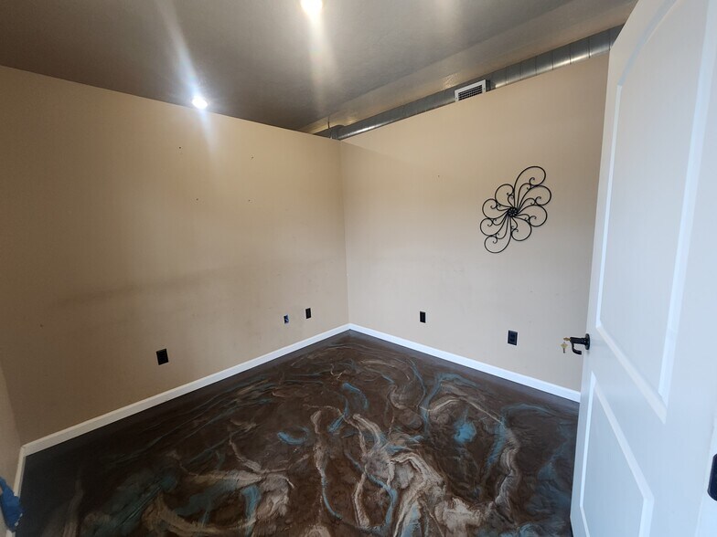 More Photos Of 109 W Poplar St, Harrisburg Specialty For Sale