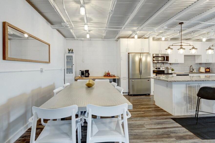 More Photos Of 2420 Cruzen St, Nashville Office For Sale