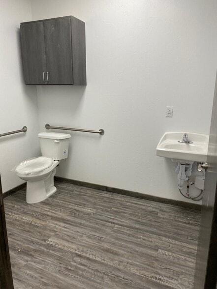 More Photos Of 8408 SW 23rd Pl, Oklahoma City Industrial For Lease