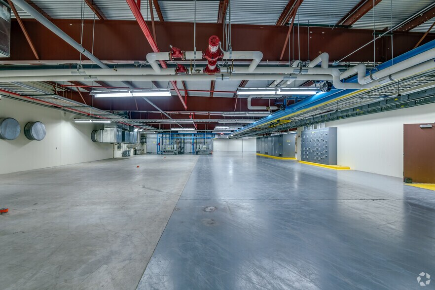 More Photos Of 1555 Glory Rd, Green Bay Manufacturing For Lease