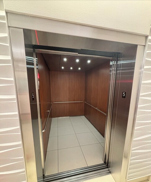 More Photos Of 9230 Katy Fwy, Houston Office For Sale