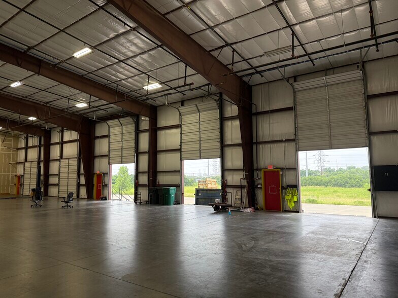 More Photos Of 1000 Schroeder Dr, Waco Warehouse For Lease