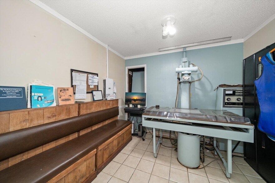 More Photos Of 1631 W Bay Dr, Largo Veterinarian Kennel For Sale