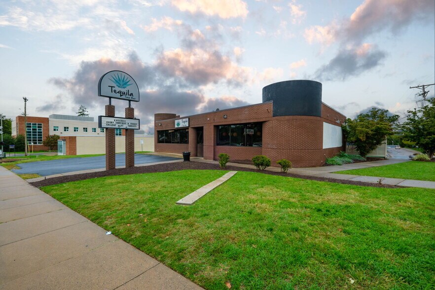 More Photos Of 1007 S Main St, Harrisonburg Restaurant For Lease