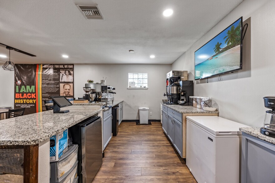 More Photos Of 2787 Aurora Rd, Melbourne Freestanding For Sale
