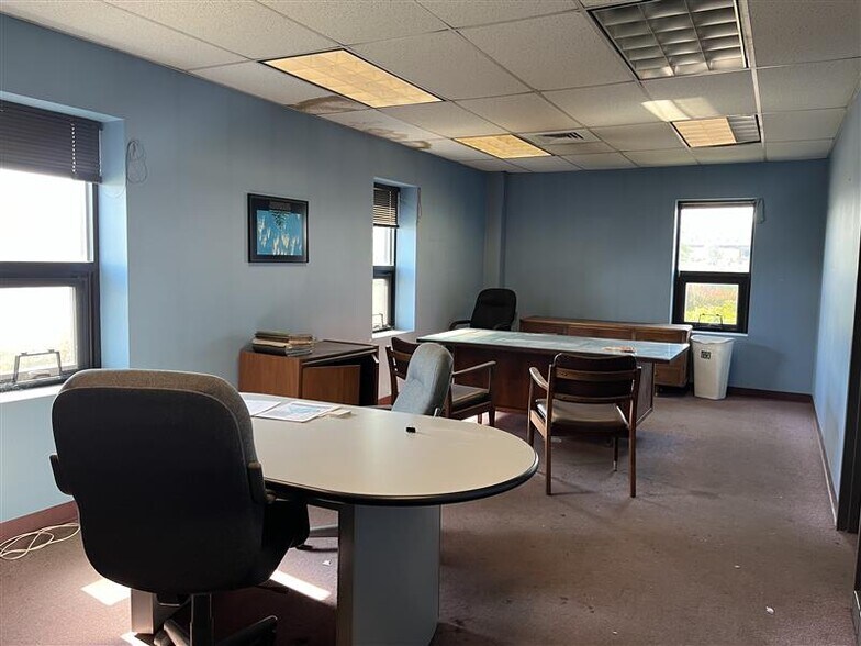 More Photos Of 75 Ransier Dr, Buffalo Truck Terminal For Sale