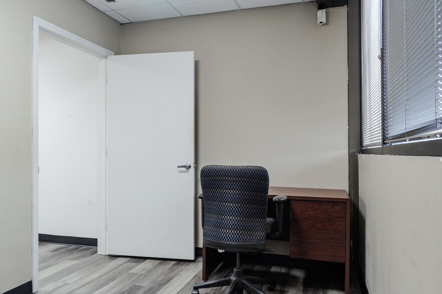 More Photos Of 1707 Alpine Dr, Columbia Storefront Retail Office For Lease