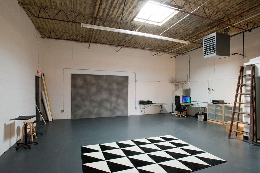 More Photos Of 641-683 Academy Dr, Northbrook Warehouse For Lease