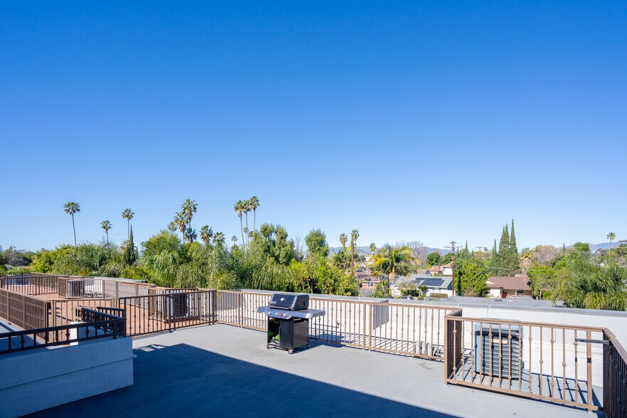 More Photos Of 7203 Rubio Ave, Lake Balboa Apartments For Sale