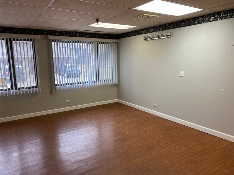 More Photos Of 1240-1290 Bamburg Ct, Hanover Park Medical For Lease