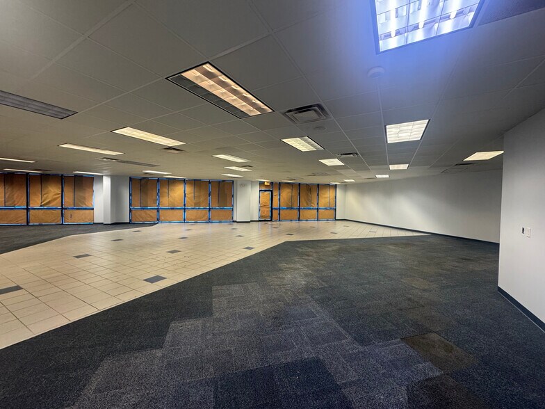 More Photos Of 1727 E Busch Blvd, Tampa Storefront For Lease