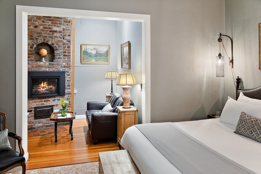 More Photos Of 240 E California St, Jacksonville Hotel For Sale