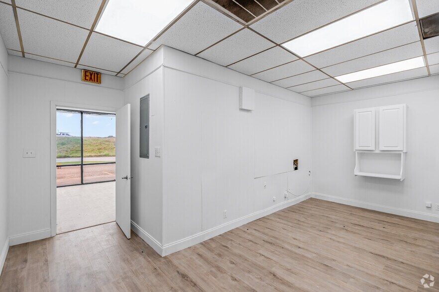 More Photos Of 9727-9733 South Fwy, Fort Worth Warehouse For Lease