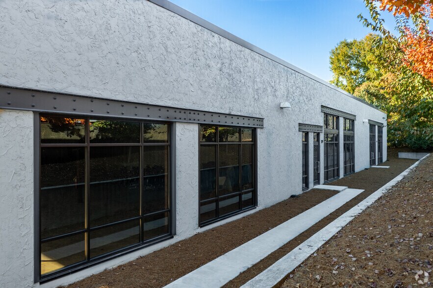 More Photos Of 5616 Peachtree Rd, Atlanta Loft Creative Space For Lease
