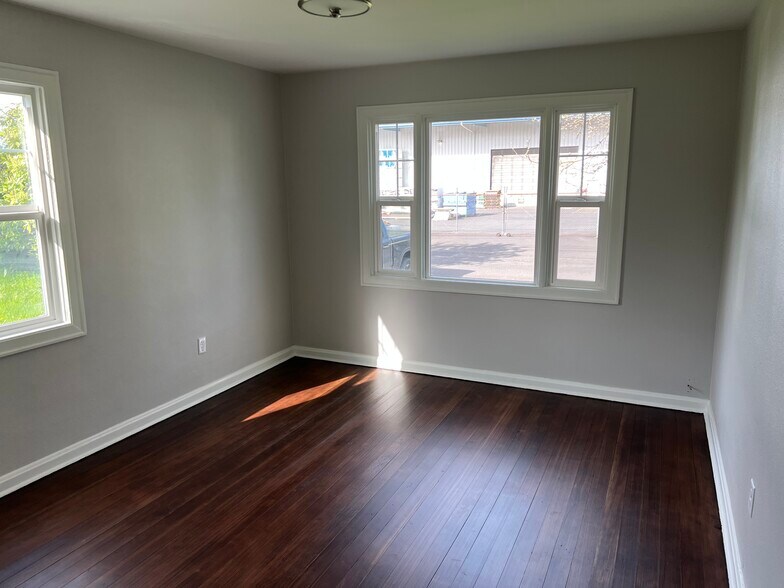 More Photos Of 2494 Roosevelt Blvd, Eugene Flex For Sale