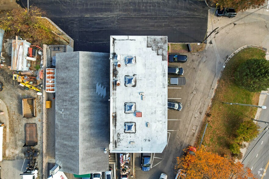 More Photos Of 25 Saint Charles St, Thornwood Distribution For Sale
