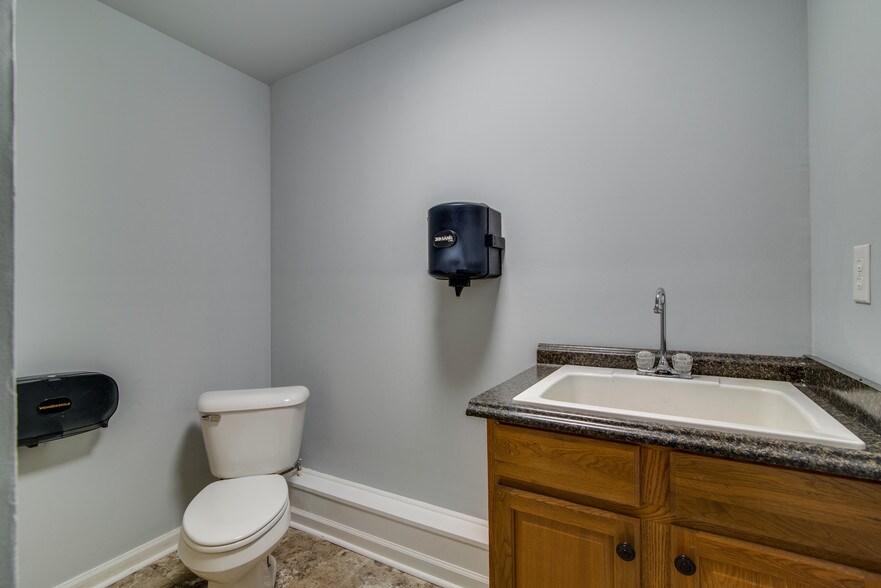 More Photos Of 100 Mooreland Dr, Springfield Warehouse For Lease