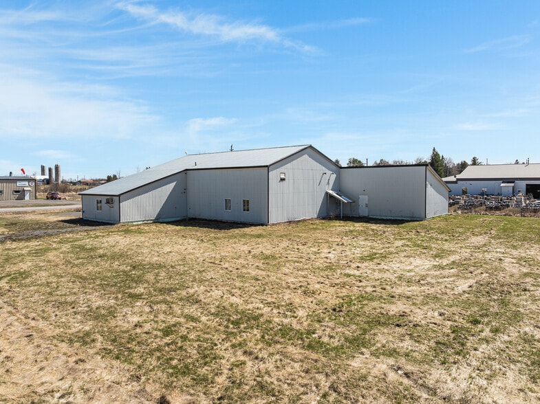 More Photos Of 19 Terry Fox Dr, Vankleek Hill Manufacturing For Sale