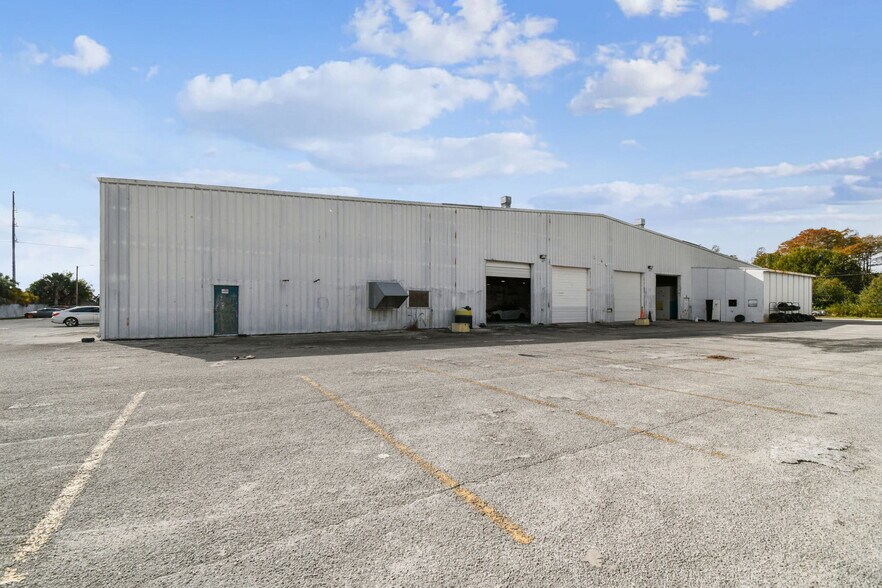 More Photos Of 4811 W Sligh Ave, Tampa Warehouse For Lease