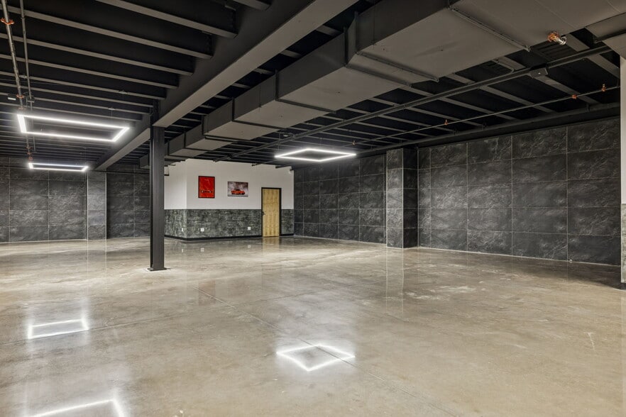 More Photos Of 702 Woodland St, Columbia Showroom For Sale