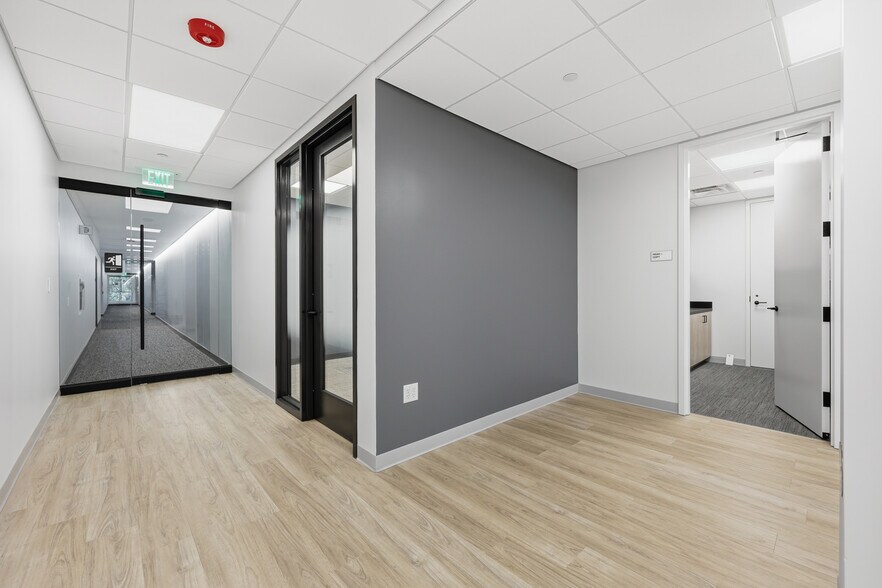 More Photos Of 1776 American Heritage Life Dr, Jacksonville Office For Lease