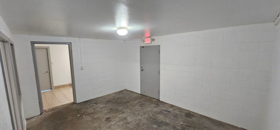 More Photos Of 718 E Main St, Allen Freestanding For Lease