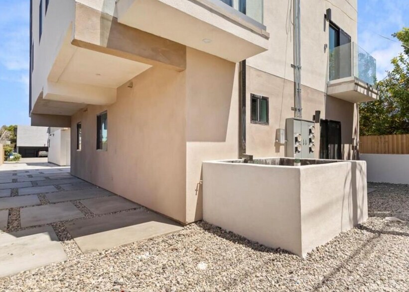 More Photos Of 5526 Blackwelder St, Los Angeles Apartments For Sale