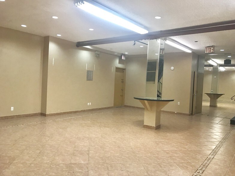 More Photos Of 3189 Steinway St, Astoria Storefront Retail Office For Lease